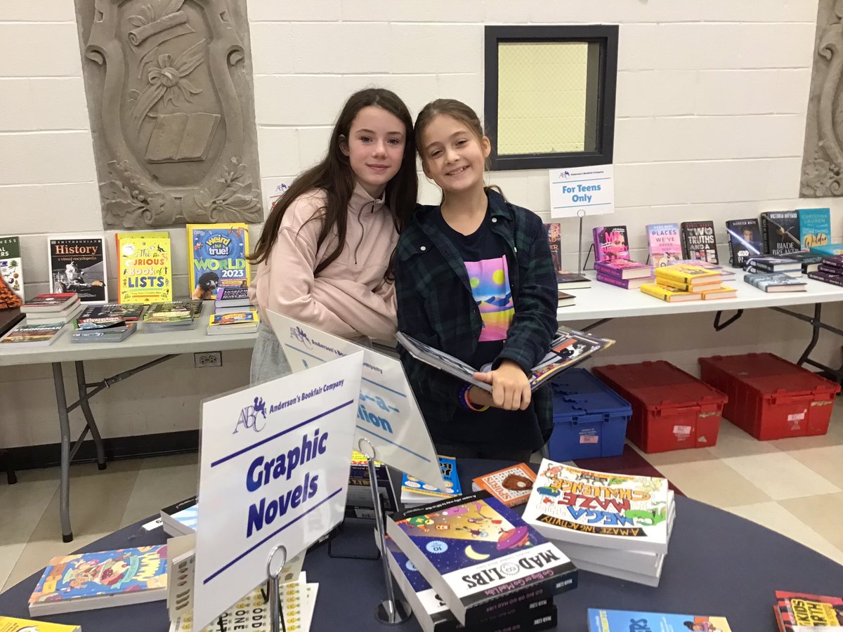jamie_winchell's tweet photo. This book fair has been so successful! Thank you @AndersonsBkshp! So many families bought for teachers’ classroom libraries! #oakpark97 #libraries97 https://t.co/nM0QeLkl8R