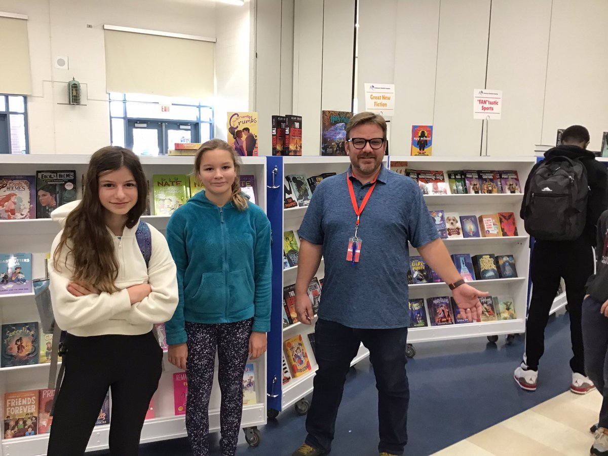 jamie_winchell's tweet photo. This book fair has been so successful! Thank you @AndersonsBkshp! So many families bought for teachers’ classroom libraries! #oakpark97 #libraries97 https://t.co/nM0QeLkl8R