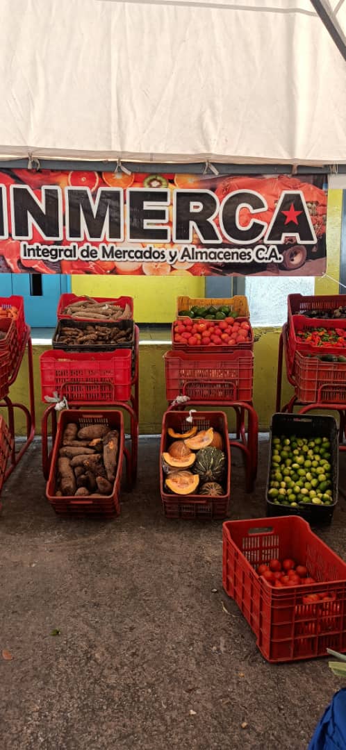 Este #28Oct estamos ofreciendo una jornada especial de alimentos a nuestros trabajadores, en la sede de la @AlcaldiaDCcs, gracias al equipo de @inmerca_caracas #VenezuelaTierraDePaz