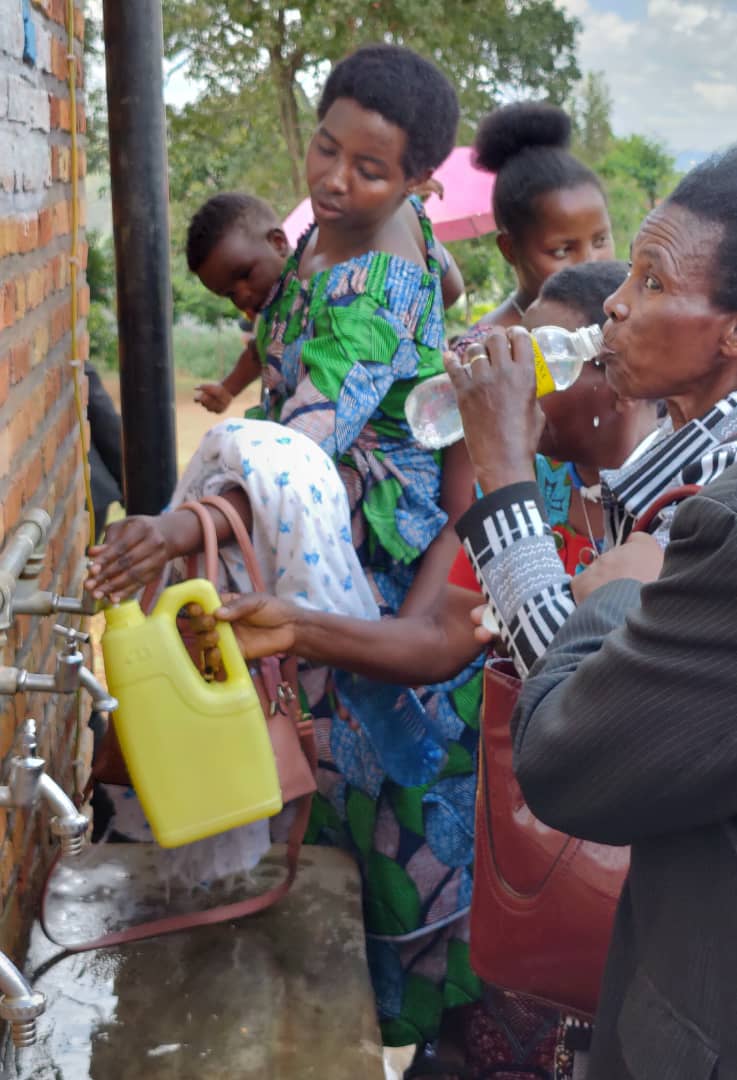 Nature meets technology in Mutete: opening of solar powered rainwater purification station. @howest @BOSAQwater @dewatergroep