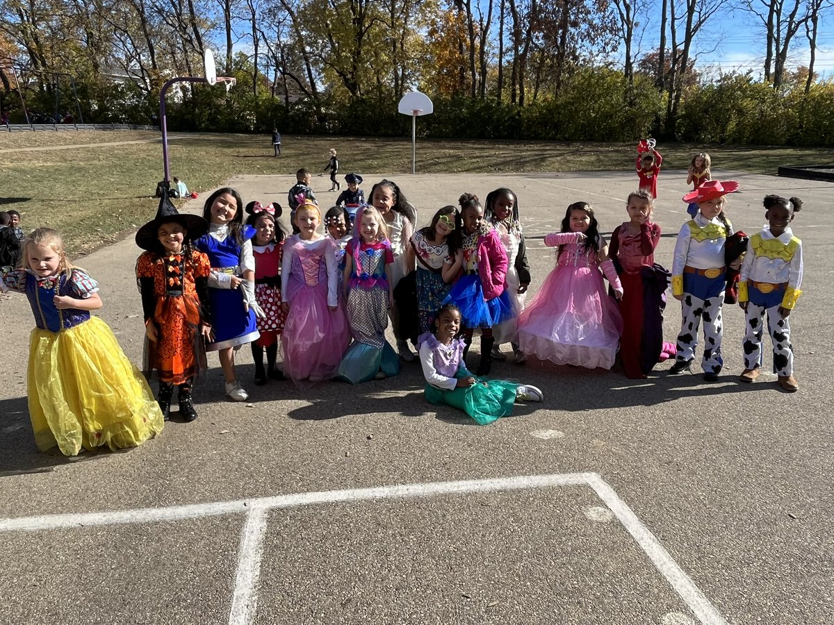 MissW_SECS's tweet photo. We have some great costumes in 1st grade! @Creekvw_Tweets #wearecreekview #middierising https://t.co/tCUeI1T3GJ