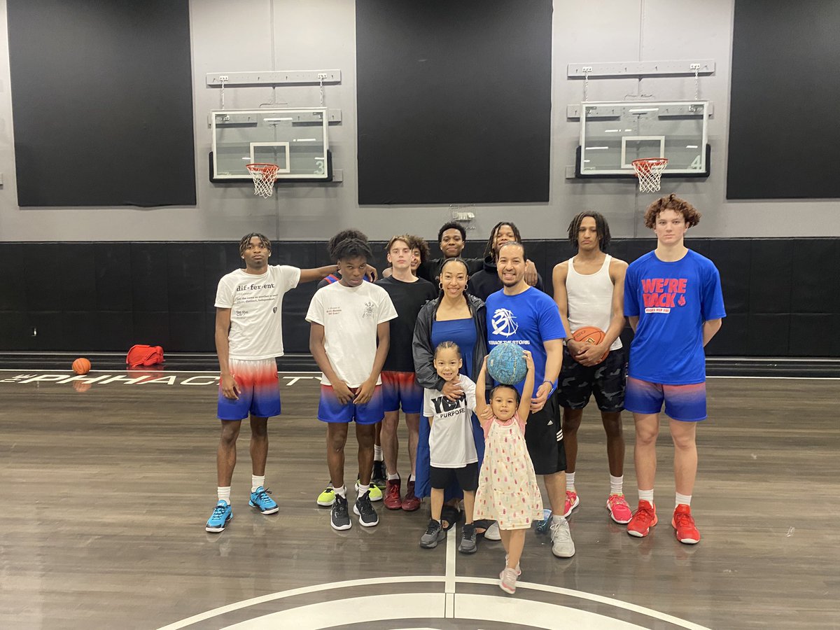 Chizonahoops's tweet photo. Salute My Brother @BballByBlue for coming an sharing his family vacation to work with our misfits @PhhPrep.. Love to share my relationships and family with out players .. Experiences are everything !!! #ChicagoBasketballFamily #ThisThingOfOurs #ItsUponUs https://t.co/8AJ6YffI9q