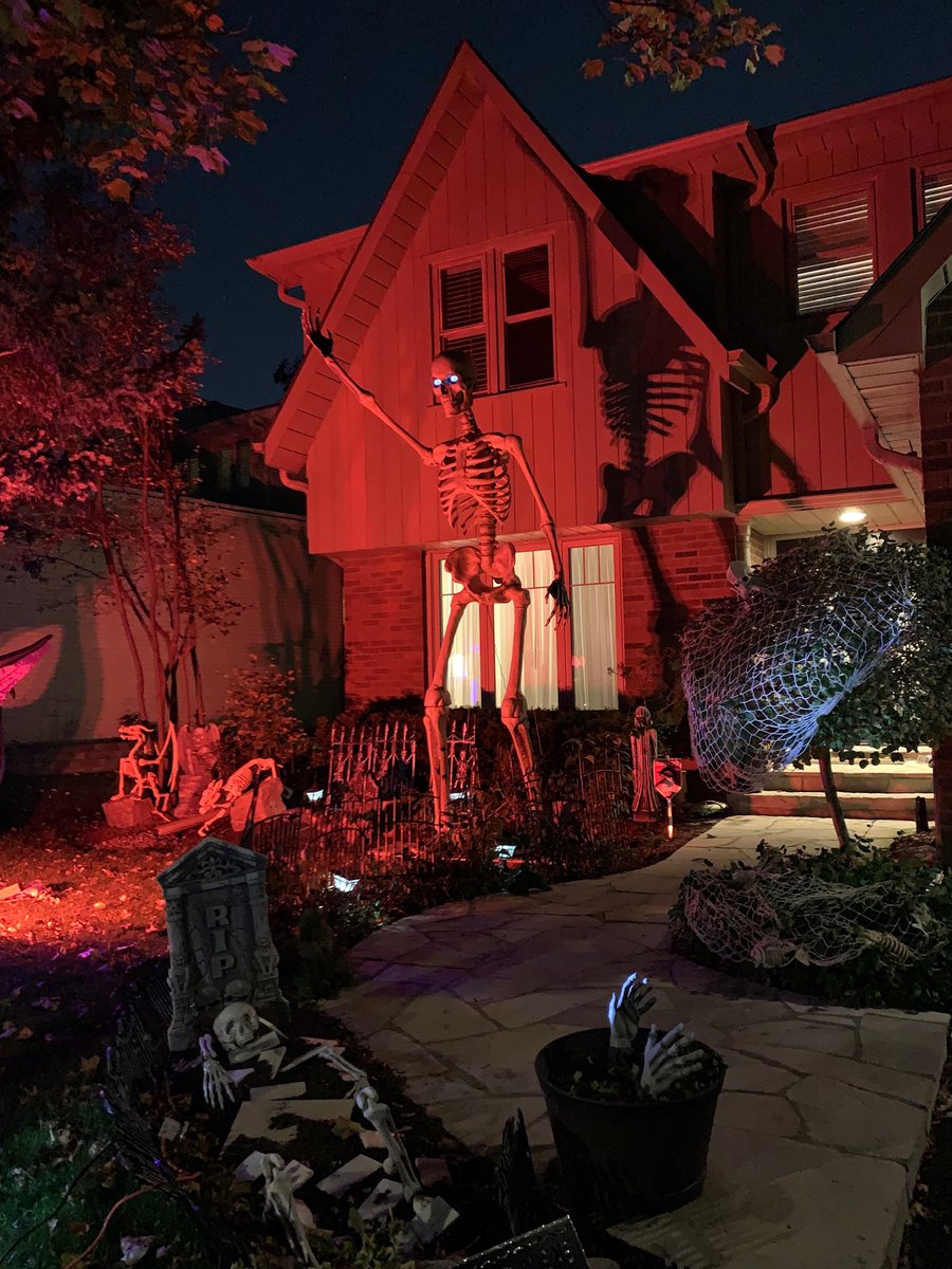 smilingsharonpr's tweet photo. @breakfasttv We decorate and go all out for Halloween so we will most likely spend about $50 or more on candy cause we get so many kids. But it’s worth it to see all the smiles! https://t.co/Ier2jdDgLg