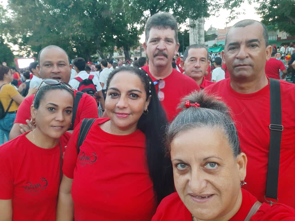 DominguezRemon's tweet photo. Homenaje masivo de manzanilleros a Camilo y al Che. #CubaPorLaPaz.#ProvinciaGranma. @CapoNapoles.@escribano_cruz. @AlexanderSpec18. @YordanyFonseca. https://t.co/UIpTWNScyN