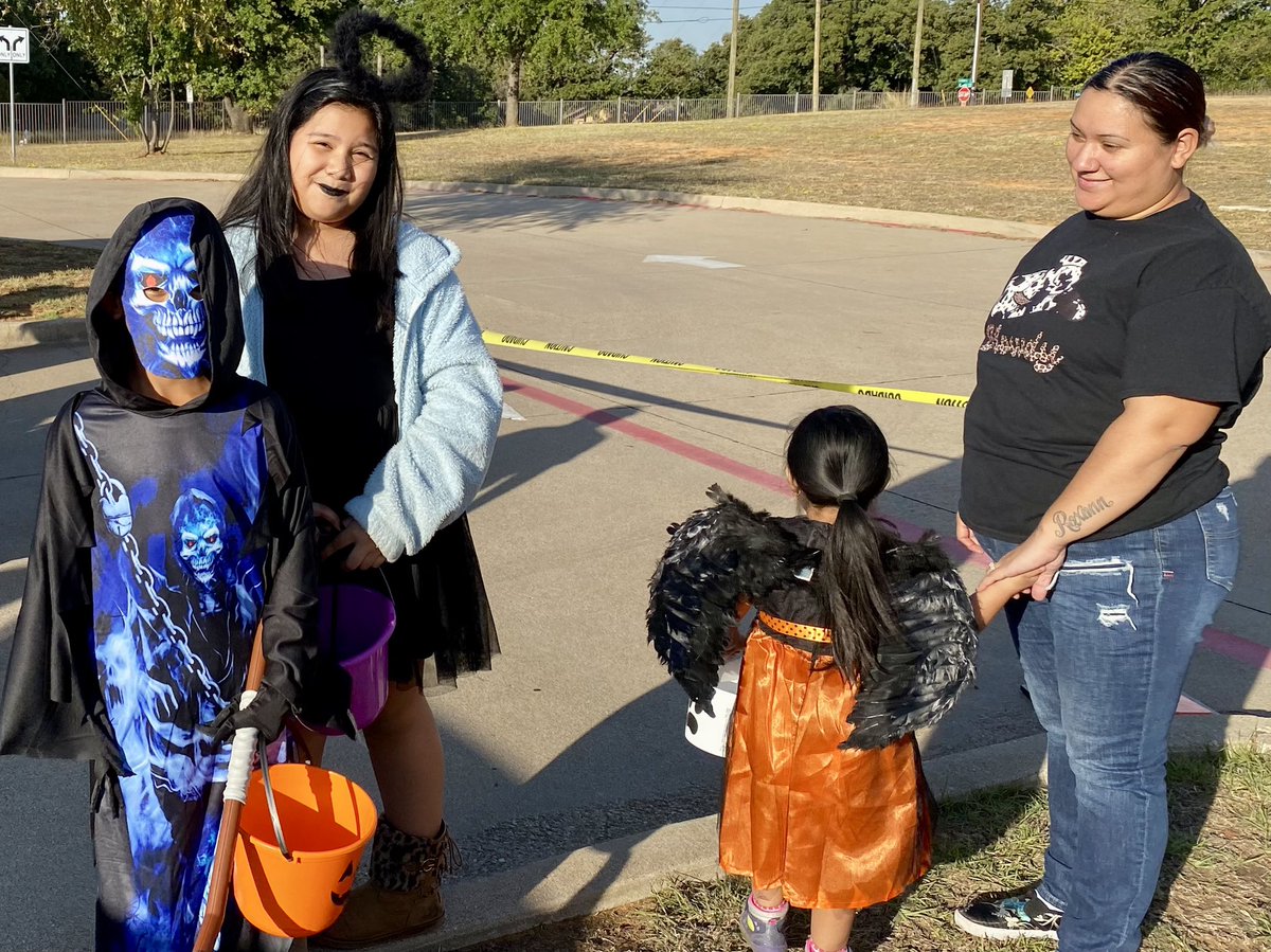 LoweryRoadFWISD's tweet photo. We had a great turnout for our Spooktacular Book Fair and Trunk or Treat. Great to see students, parents and community members! #EHHSPyramid #TeamLowery https://t.co/uZkwJv0Vru