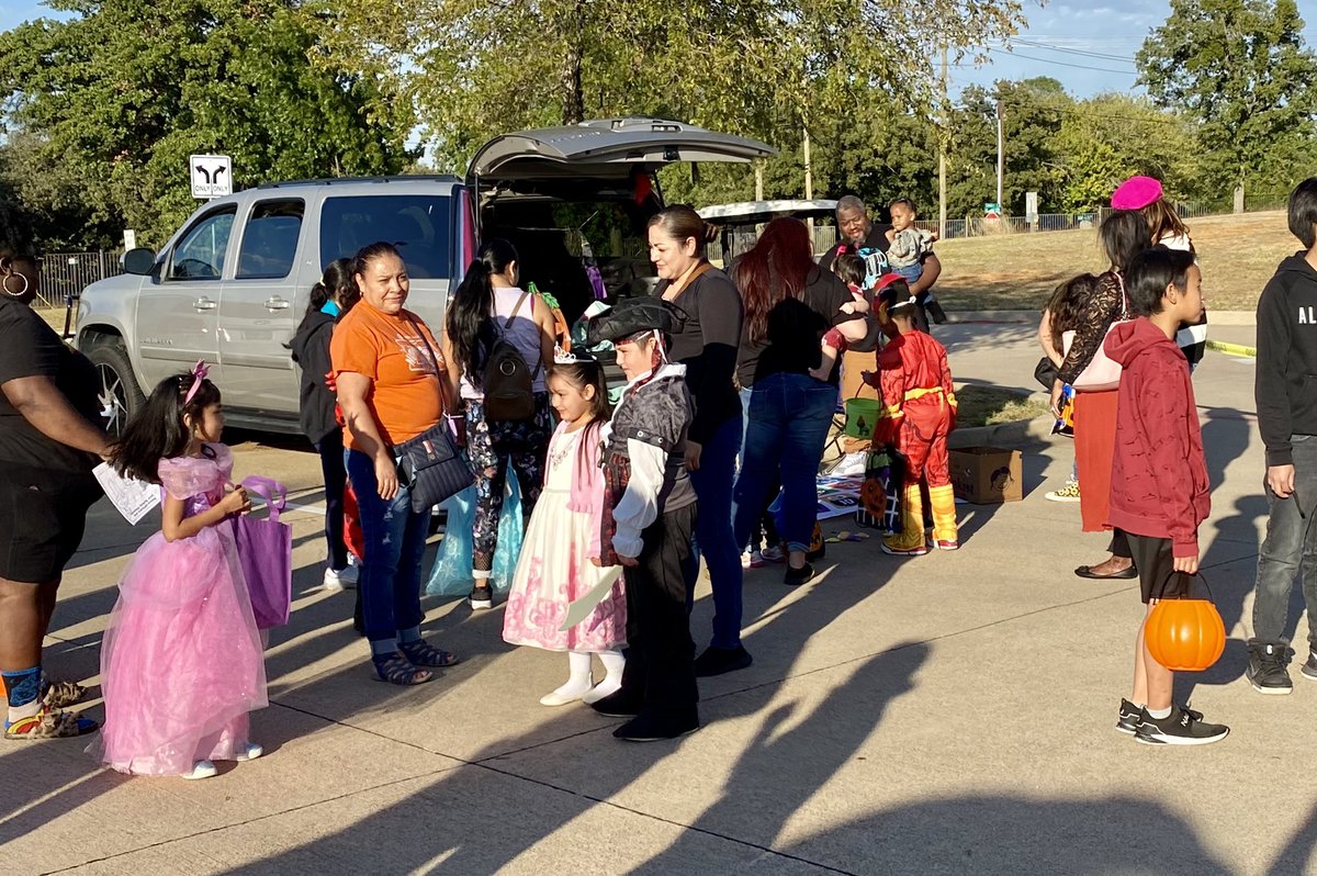 LoweryRoadFWISD's tweet photo. We had a great turnout for our Spooktacular Book Fair and Trunk or Treat. Great to see students, parents and community members! #EHHSPyramid #TeamLowery https://t.co/uZkwJv0Vru