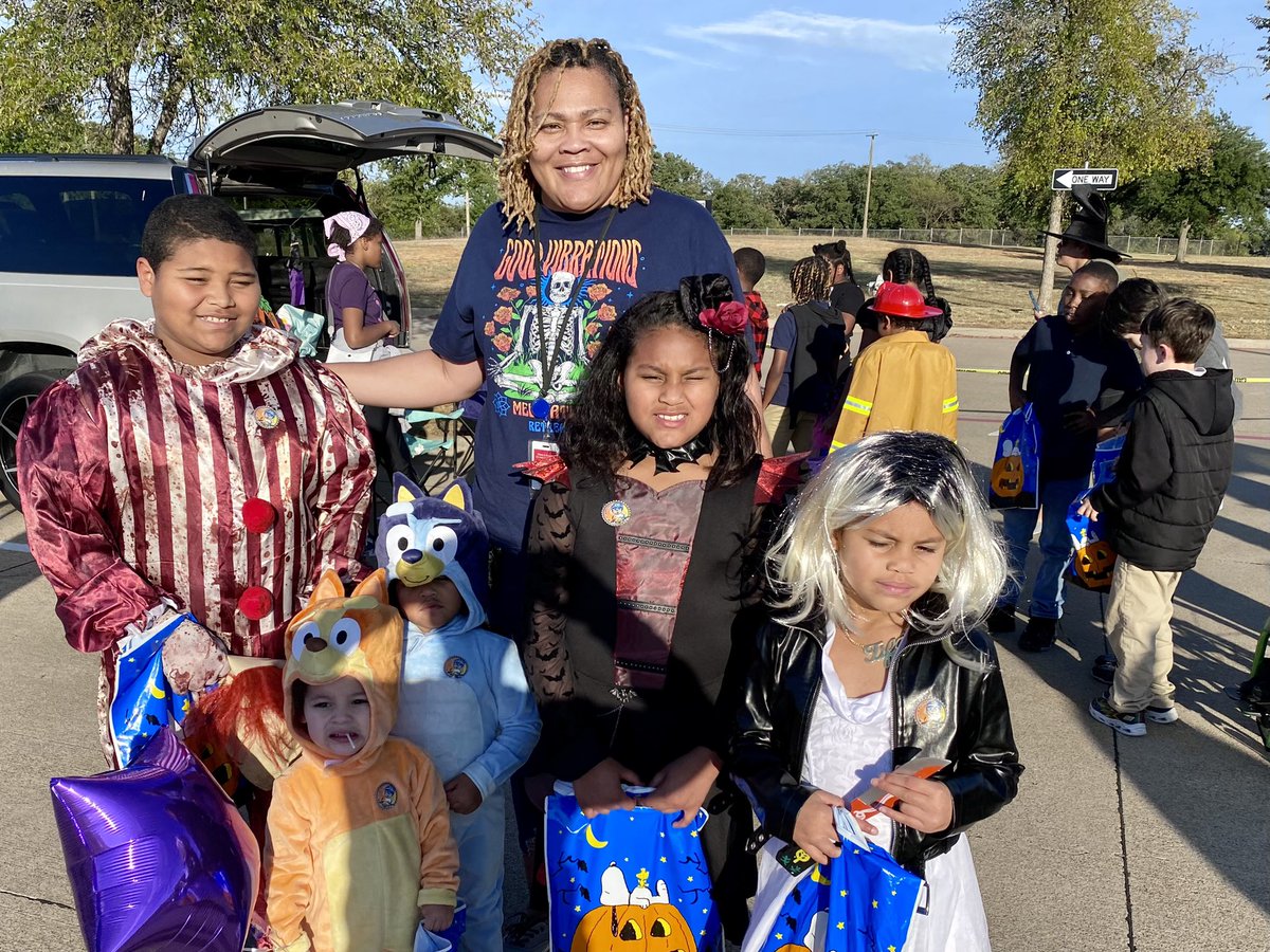 LoweryRoadFWISD's tweet photo. We had a great turnout for our Spooktacular Book Fair and Trunk or Treat. Great to see students, parents and community members! #EHHSPyramid #TeamLowery https://t.co/uZkwJv0Vru