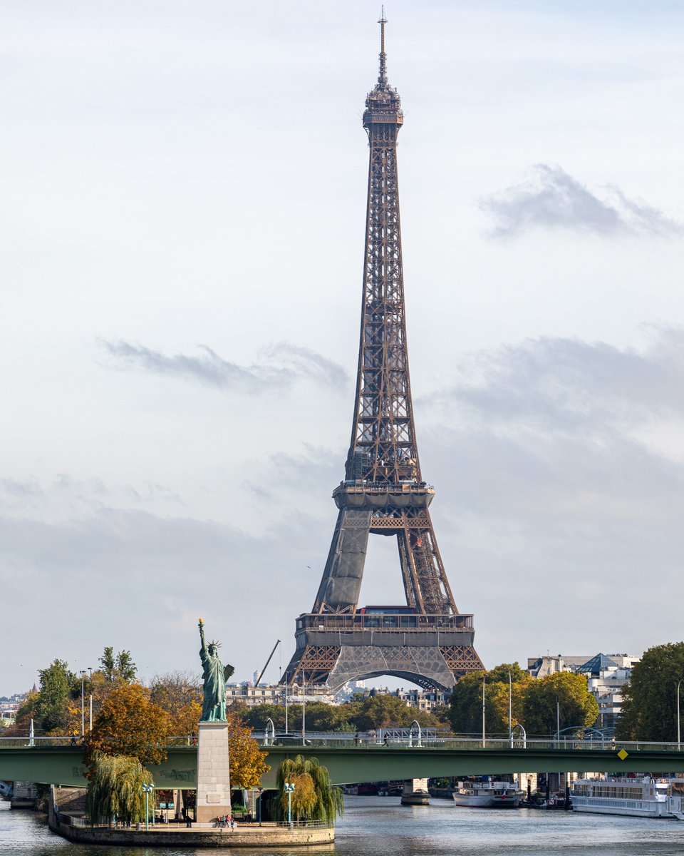 LaTourEiffel's tweet photo. 🇺🇸 Happy 136th birthday to my American older sister @StatueEllisNPS ! 😘

🇫🇷 Joyeux 136e anniversaire à ma grande sœur américaine ! 🥳

#HBDStatueofLiberty #StatueofLiberty https://t.co/zD6XAUXPui