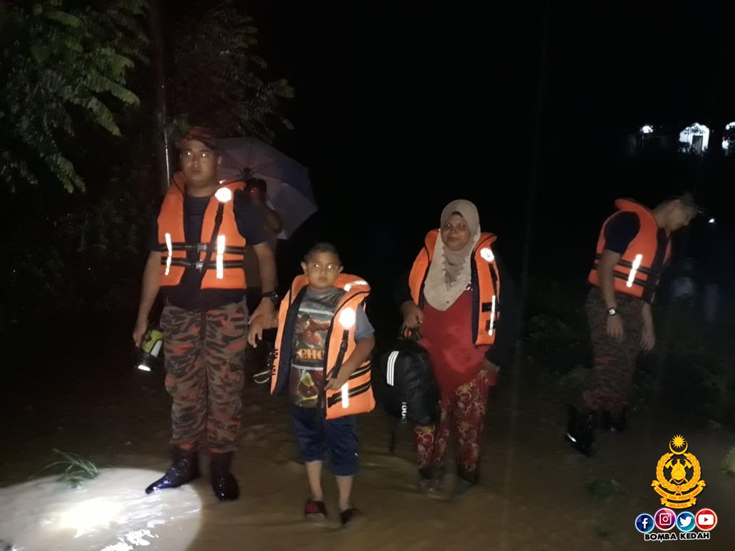 KHIDMAT KHAS BANJIR 

Tarikh/Masa Panggilan:  28.10.2022 / 20:35:06

Alamat Kejadian: Jalan Weng, Kampung Bukit Sebelah, Baling  Kedah Darul Aman. 

Keanggotaan:  BBP  Baling

FACEBOOK : Jabatan Bomba dan Penyelamat Malaysia Negeri Kedah ; facebook.com/bombakedah/
