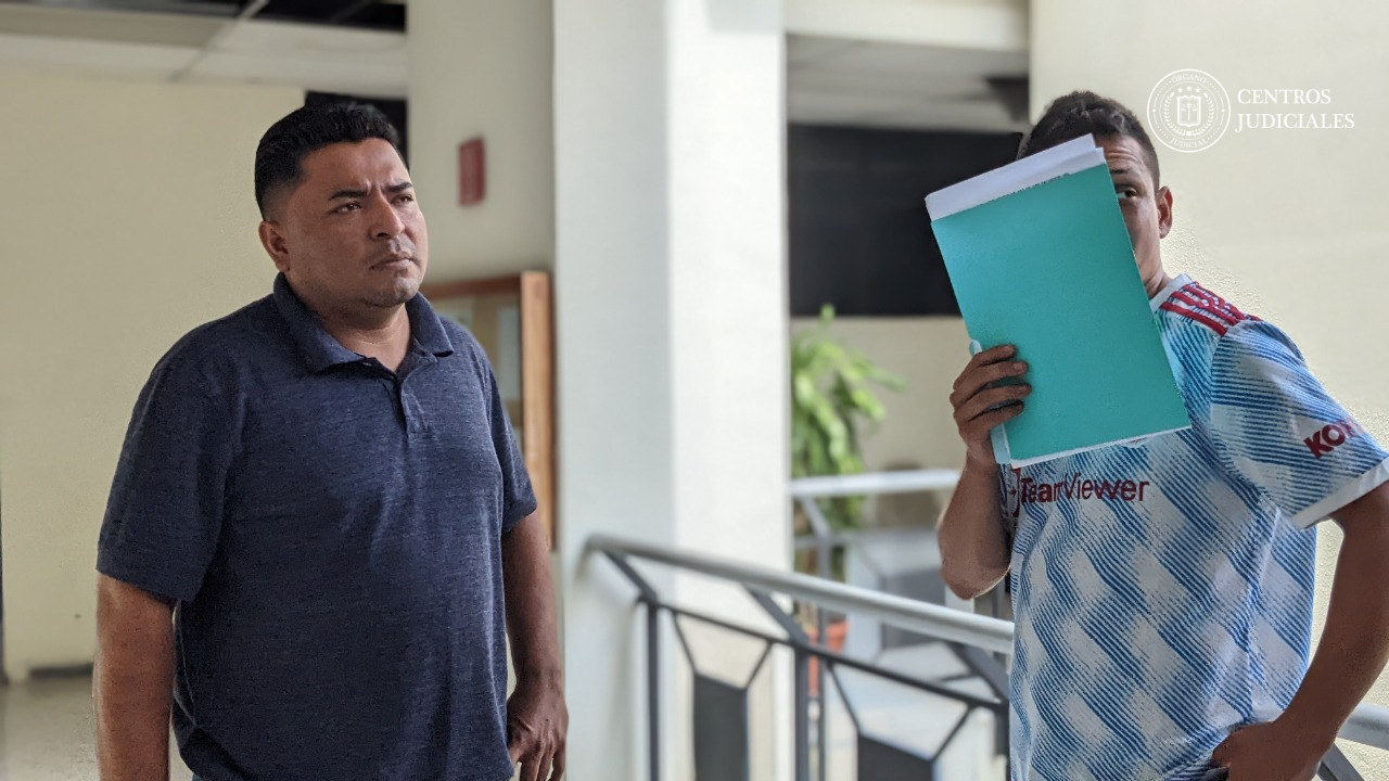 El 21 de octubre de 2022, en horas de la mañana, Óscar Armando Mena y Luis Alonso Rivera, motorista de un bus y conductor de un camión, respectivamente, protagonizaron una pelea por disputa vial, en las cercanías del mercado Belloso, en San Salvador, por lo que fueron capturados por la Policía Nacional Civil.
Ambos enfrentaron la audiencia inicial en los Juzgados de Paz, de San Salvador, por el delito de lesiones, siendo a su vez víctima y agresor, quienes conciliaron y por ello se les otorgó un sobreseimiento definitivo, es decir, se puso fin al proceso judicial.
