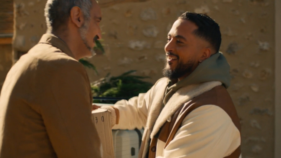 purecharts's tweet photo. .@Slimaneoff raconte une belle histoire d'amitié et de transmission dans son nouveau clip "Des milliers de je t'aime" 📺 https://t.co/Vv50La7JV5 https://t.co/gvrXhFLbtz