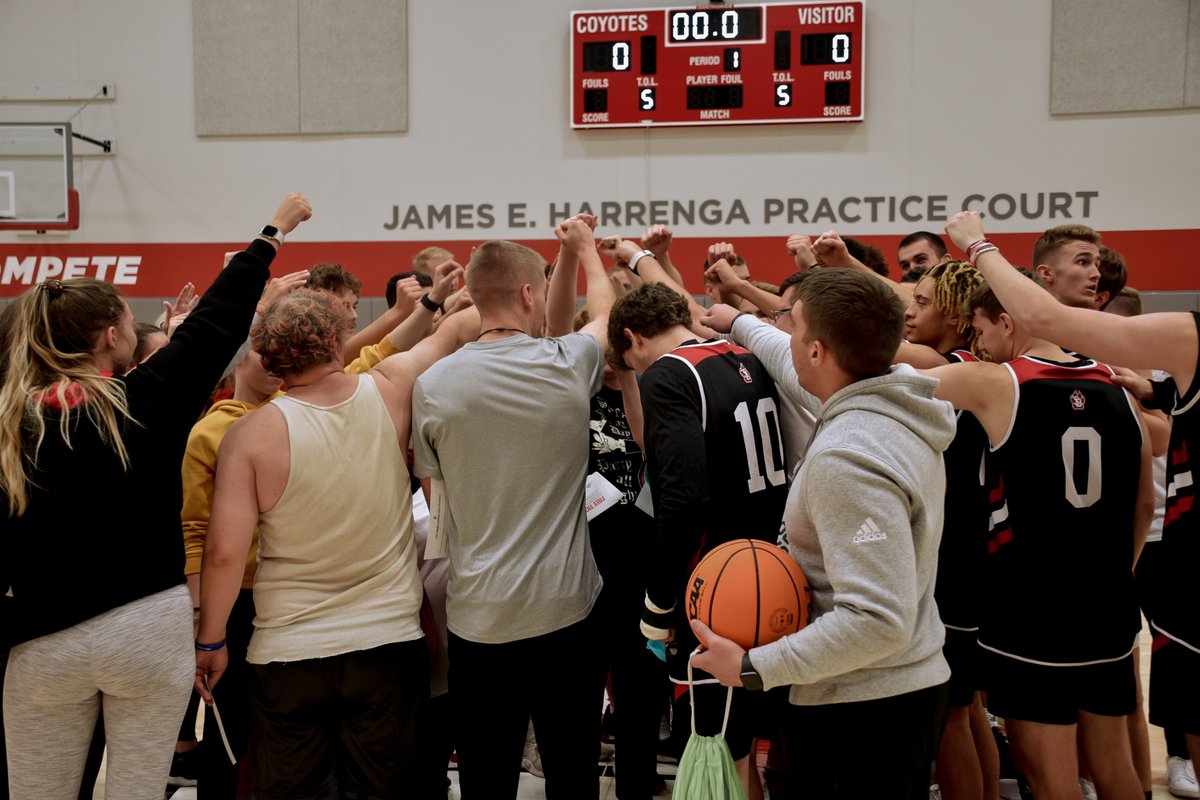 Had a great time last night with <a href="/UsdSOClub/">USD Special Olympics</a>! 🏀

#WeAreSouthDakota x #GoYotes 🐾