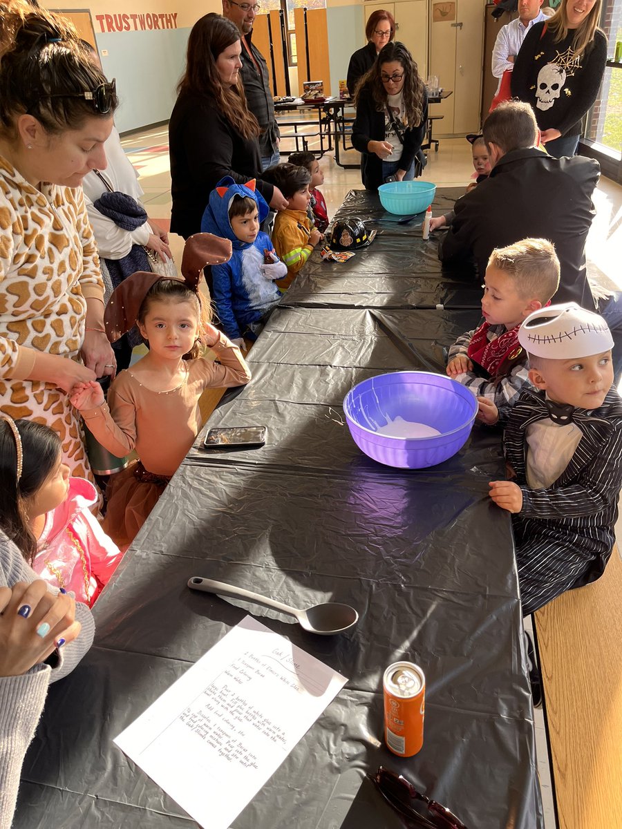 MVSpreschool's tweet photo. Preschool Halloween party! Slime and snacks! @atsdschools 🎃 https://t.co/ZMfOgUHII8