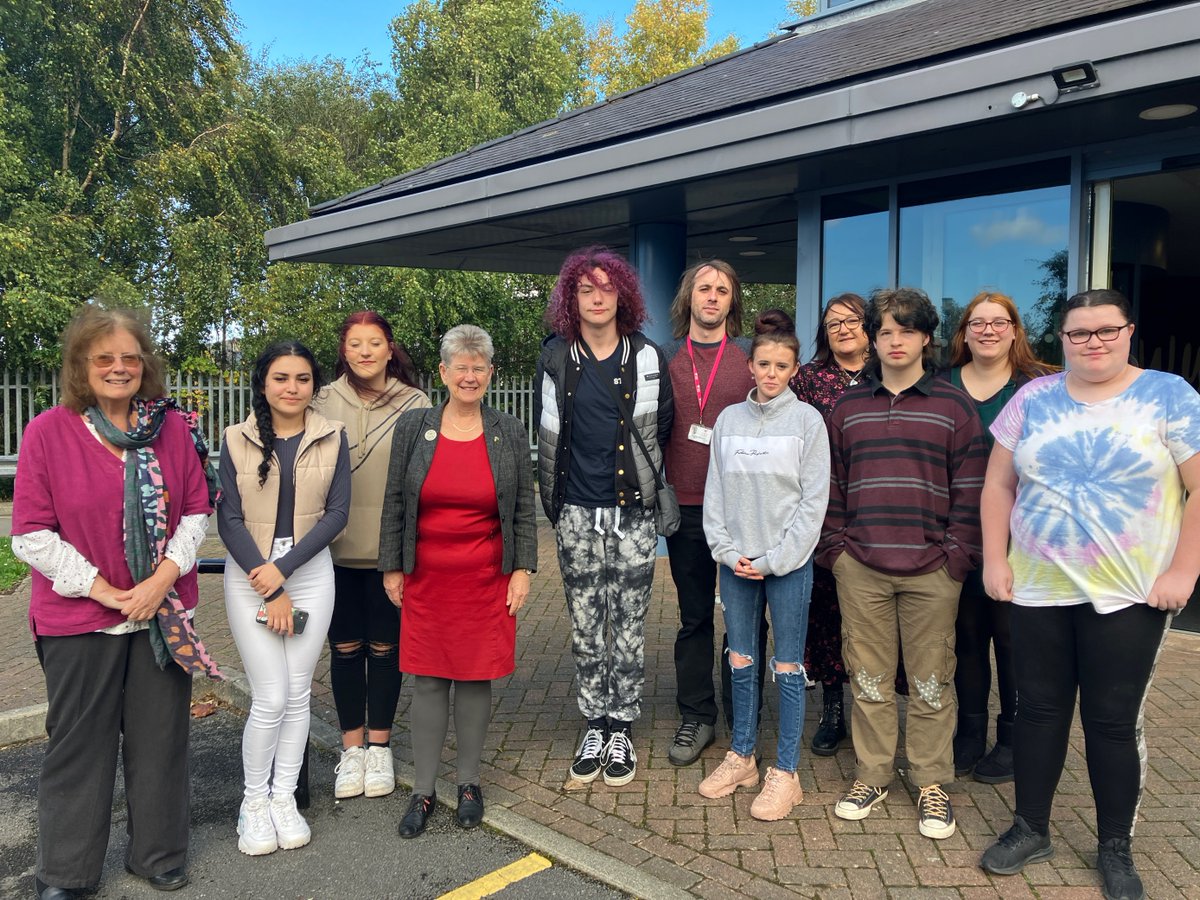 “We are investing in the lives of those who need a helping hand,” says Social Justice Minister @JaneHutt after meeting with care leavers benefitting from Basic Income pilot scheme. ow.ly/2J0I50Log0w