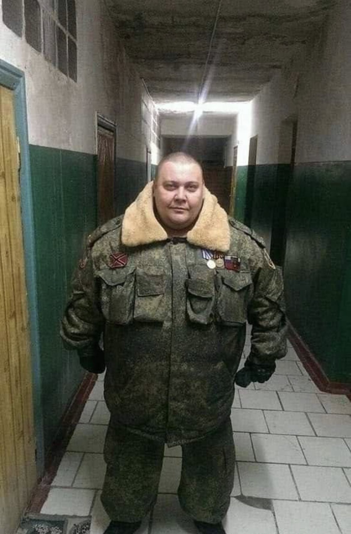 Толстый человек в военной форме