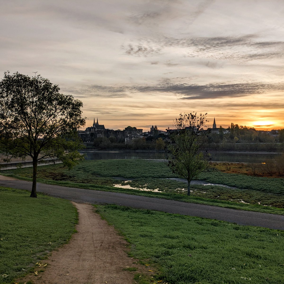 sur le chemin 🌞

#instAnjou #Angers #visitAngers #maineetloire #anjou #jaimelanjou #LaMaine #iGersAnjou #paysdelaloire  #supernatureAngers #TeamPixel