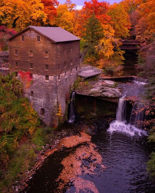 Another childhood favorite. This mill is haunted as hell and I LOVE it. 👻🍁👻🍁👻🍁👻🍁👻🍁👻