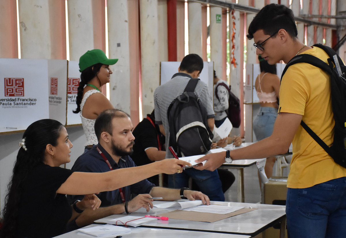 UFPSCUCUTA's tweet photo. #AEstaHora Se lleva a cabo la jornada de consulta democrática para la elección de rector UFPS. La actividad convoca a estudiantes  de pregrado y posgrado, así  como a docentes y administrativos de planta, se estará realizando este viernes 28 y sábado 29 de octubre. https://t.co/3P1P9k9PNY