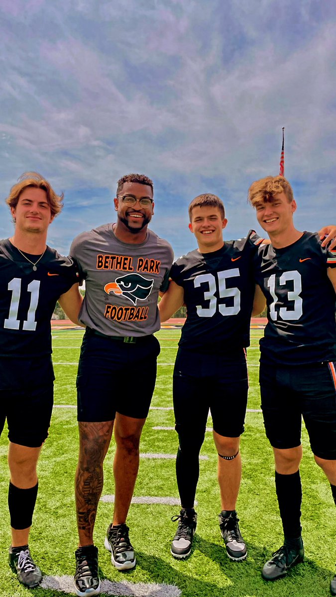 iEATdaily84's tweet photo. Love these boys! Itβs senior night tonight and Iβm not okayβ¦π©π© So blessed to coach these 3 young menβ¦Iβm the luckiest man in the world! β€οΈβ€οΈ (Hitman - G Baby - Big Stew aka Gang) https://t.co/3HeFQO6qmh
