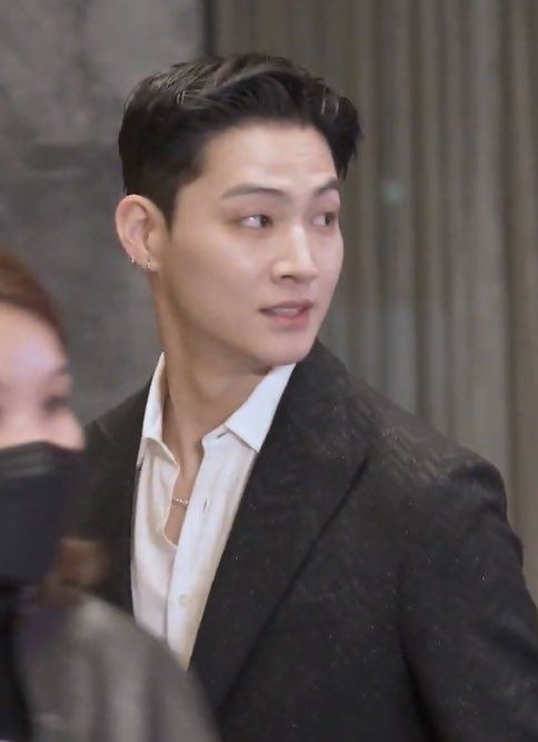 _sunshine501's tweet image. ก็ว่าอยู่ทำไมคุ้นๆมุมข้างนี้ แง หล่อออ 🫠

แจบอม 2016                   แจบอม 2022