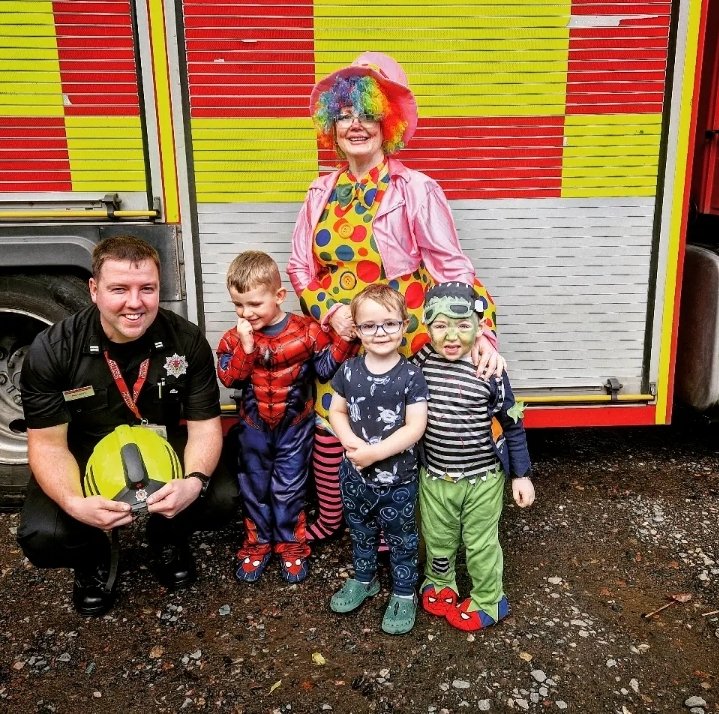 PaulSmi31589333's tweet image. Motherwell Blue Watch had the pleasure of meeting some of the staff and children at @FullwoodNursery discussing the dangers during Bonfire Night, especially sparklers. 🔥🎆🎇
#fireworkscode #bonfirenightsafety 
@fire_scot @SFRS_Lan