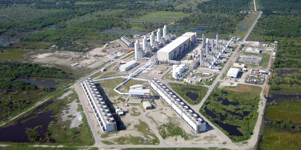 LindEngineering's tweet image. Output and productivity of air separation units (#ASU) have increased tremendously. An eight-train ASU built in 2010 produces 860.000 cubic meters of oxygen per hour. Carl von Linde’s first one in 1902 managed three cubic meters. #LindeEngineering fal.cn/3t92i