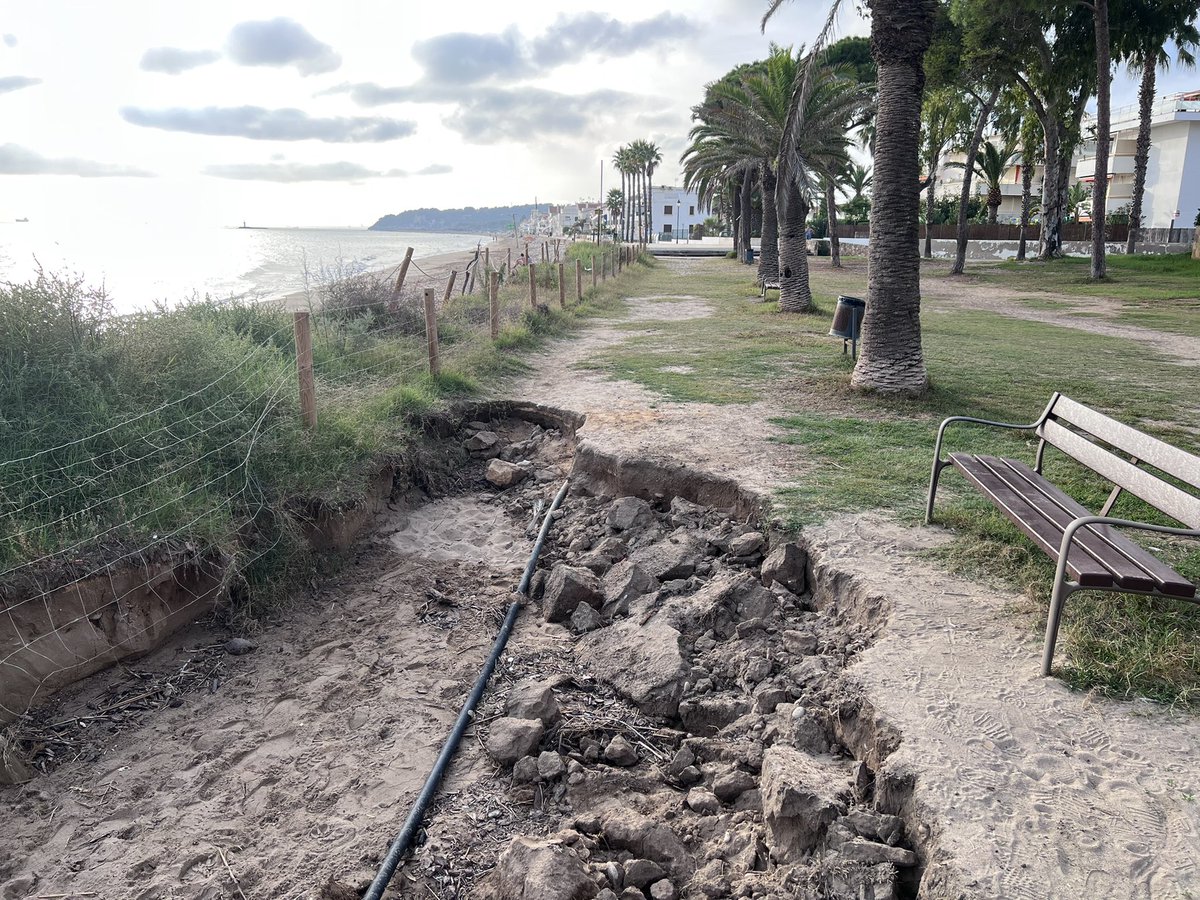 xiscoroig's tweet photo. Sra. @marisaaltafulla entenc que critiqués les gestions degut al seu desconeixament i visceralitat, però deixar tot l’estiu la platja @ajAltafulla en aquest estat és fruit de desidia, incompetència i irresponsabilitat cc: @jordimolinera @albamuntadas @AdriaPinol @RecasensRamon https://t.co/X9ukpkKwS5