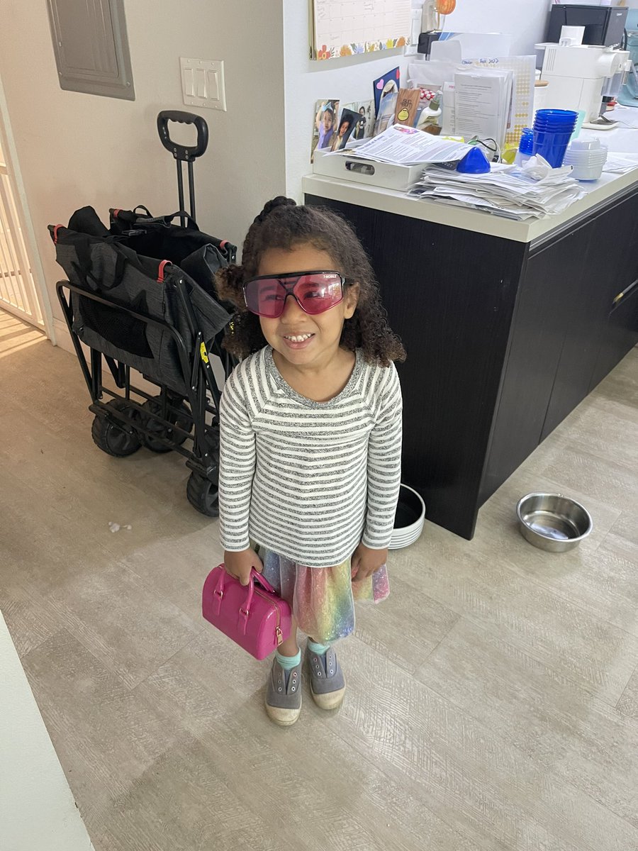 How young do we take interns? She’s already got the magenta swag. <a href="/JonFreier/">Jon Freier</a> <a href="/DeeanneKing/">Deeanne King</a> <a href="/tmobilecareers/">T-Mobile Careers</a>