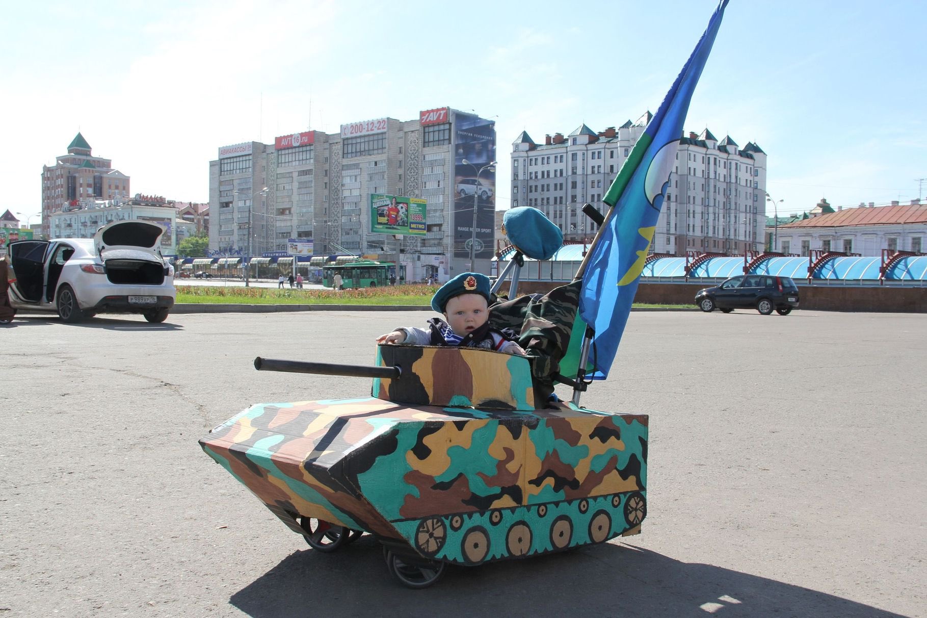Коляска танк