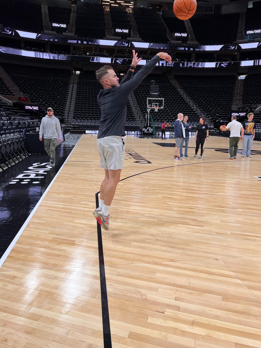 fusionimaging's tweet image. Fusion Ballers. Court Time at Vivint arena. We appreciate the Partnership with the Utah Jazz.
We have an incredible team that is better at providing graphics than shooting hoops.  
#TakeNote #UtahJazz #Fusionimaging #Vomelacompanies #Vomela