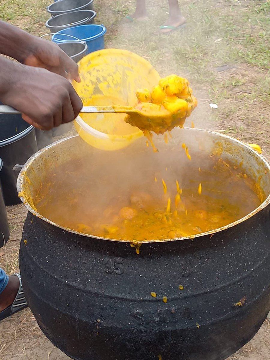 HealingHe3's tweet photo. There are 33 mini communities at the camp. They came up with their method of sharing the food. “It will be orderly and it will go round’  they said. Each room has a food bucket! 
Las las everybody go chop breakfast. Support our Soup Kitchen 
To Learn more, https://t.co/Rl7h0A1QLG https://t.co/pgFPgdlyyd