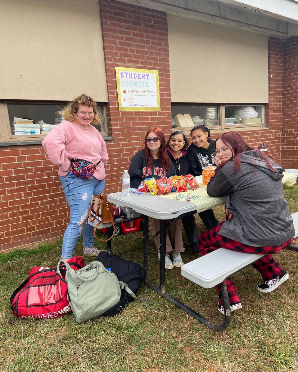 HCAM_Hickory's tweet photo. Capping off our spirit week with the Fall Festival 🎃👻 #hickorync #hickorypublicschools #catawbacounty #highschool #magnetschool #fall #spookyszn #spookyscaryskeletons #fallfestival #schoolfestival https://t.co/tTIBOOWPdI