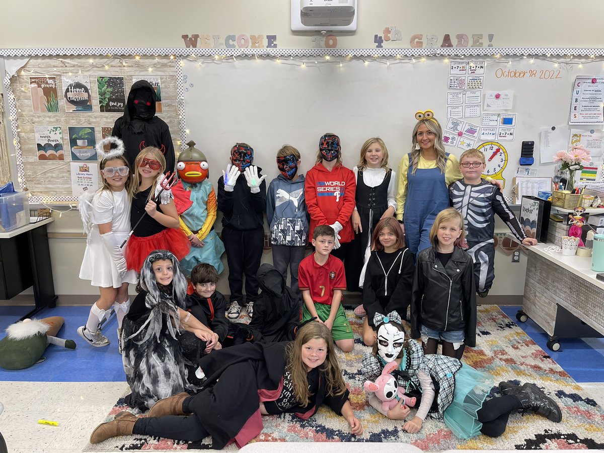 MissColeEC's tweet photo. A very happy Halloween in grade 4! @OJRSDEC https://t.co/oWRigLWjhC