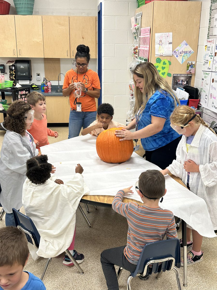 adajero2's tweet photo. Pumpkin Day was a success! After reading Pumpkin Jack our scientists used their five senses to examine a 🎃 One class finished up their candy corn experiment! Another class used functional text to make 🎃 slime! #ILESSoars #ILESkinders #PumpkinJack  #vbcontentintegration #vbett https://t.co/IMmCFGKy4F