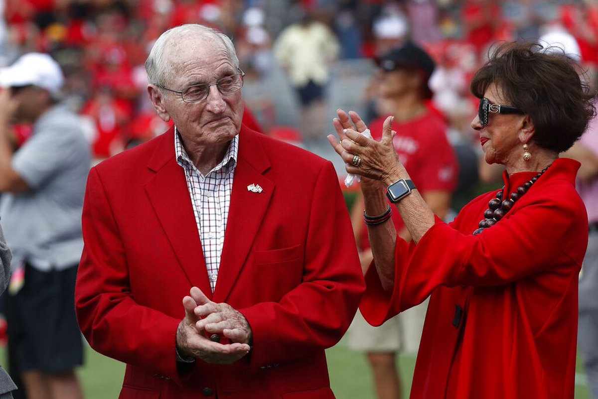 AnthonyDasher1's tweet photo. Georgia coaching legend Vince Dooley has passed away. He was 90. UGA officials have confirmed. https://t.co/RBwakuJO64