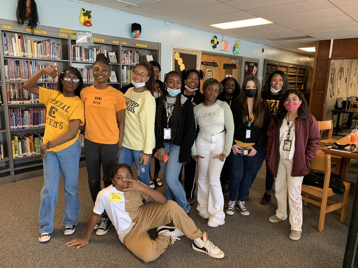 LayneLMS's tweet photo. #BookClub 2022-23! I keep forgetting to capture pics of the 1st lunch crew. I 💛engaging with my 37+ @LouisvilleCHS students each week! #ReadingIsCool #Jcpslibraries https://t.co/pinckEI2xO