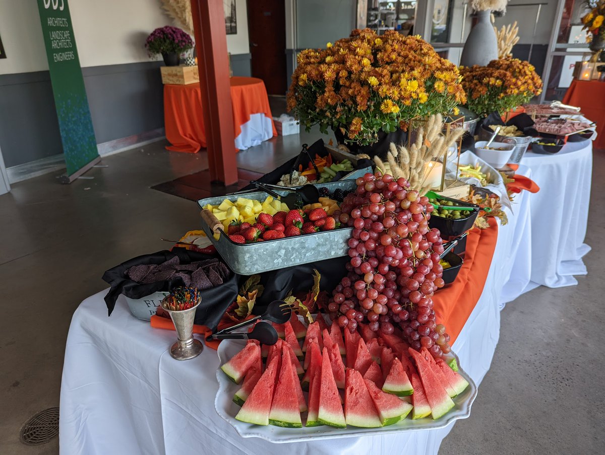 raillinesyr's tweet photo. Last day of the NYSSBA Convention &amp; Education Expo @TheOncenter. This evening we welcome @bbs_arch &amp; friends visiting #syracuse. Tonight's caterer is 'Some Like it Hot' and they've done a beautiful display. #events #downtownsyracuse #eventspace #catering #corporateevents https://t.co/9BJUzaMnIL