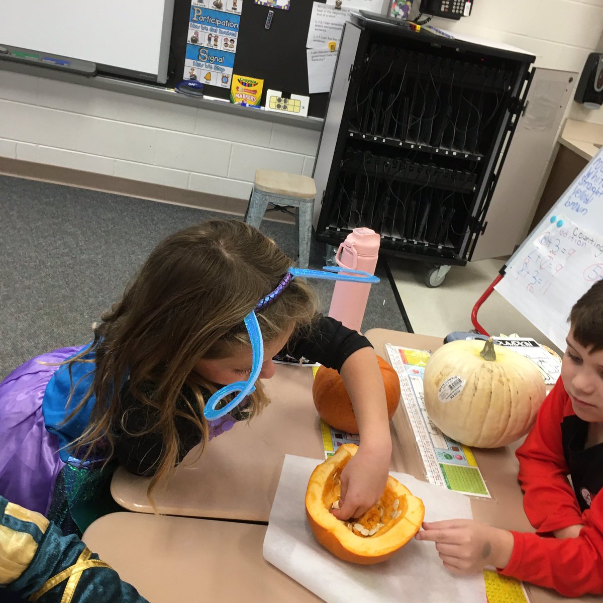cwsfirsties's tweet photo. Pumpkin exploration!  @SummitViewAcad @DrBrysonSVA https://t.co/p2RBnFsbQB