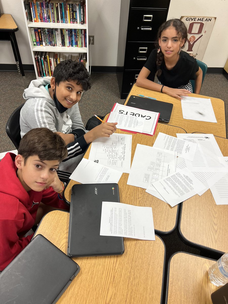 mrsmocksclass's tweet photo. Police cadets investigate a murder &amp; use a graphic organizer to write their final police report #Writing #HMSProud #HMSLearns #HMSAvid @LindseyBowenDLC https://t.co/Uc2veyHkwR