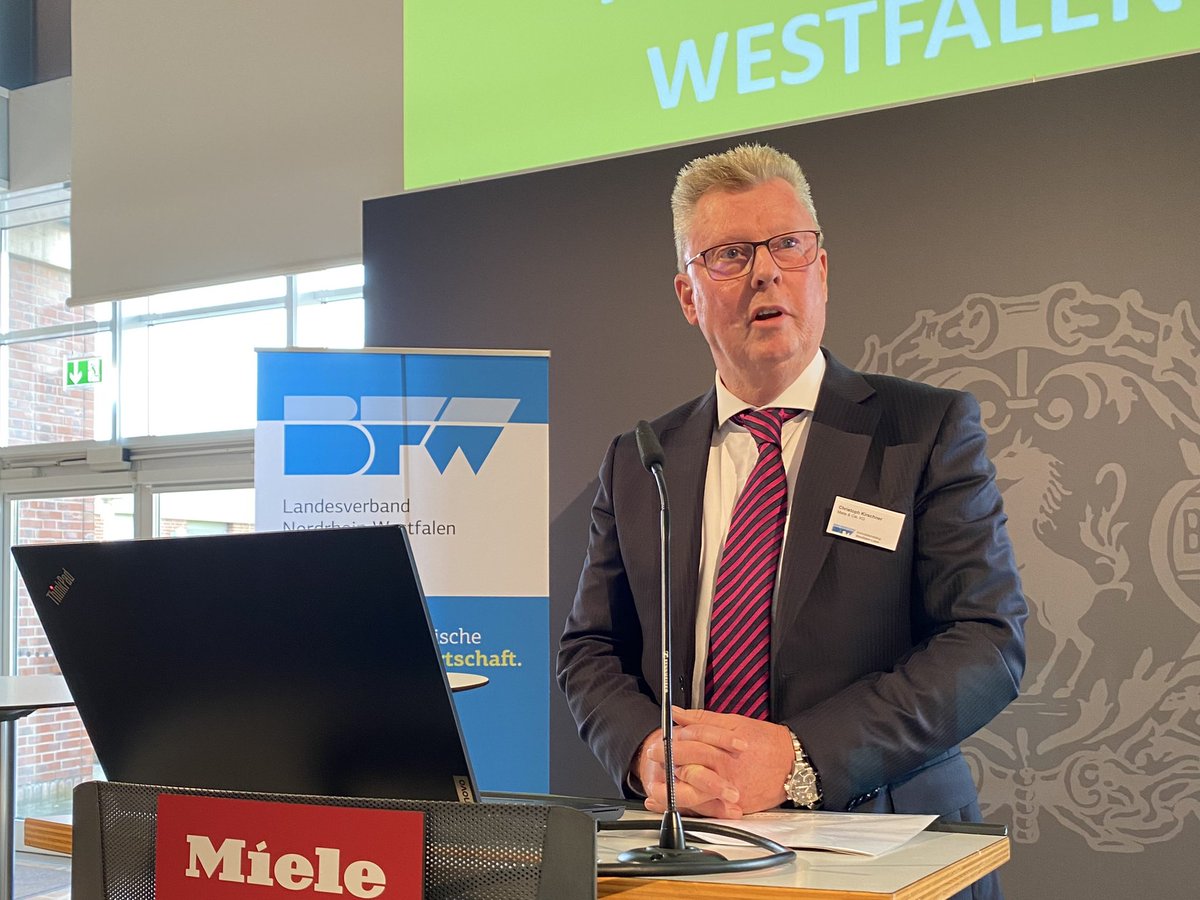 Regierungspräsidentin Anna Bölling betont beim #Immobilien|Dialog #Westfalen-#Lippe die Vorzüge der zugleich städtisch und ländlich geprägten Region. Sie setzt auf die Zusammenarbeit mit der #Immobilienwirtschaft. Ebenso wie #Miele-Vice President #RealEstate Christoph Kirschner.