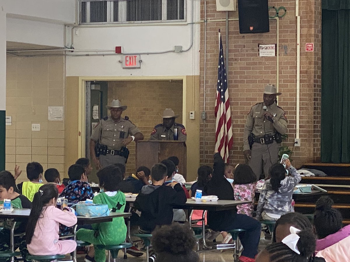 #RedRibbonWeek2022  Officers educating our students about saying “NO TO DRUGS “
