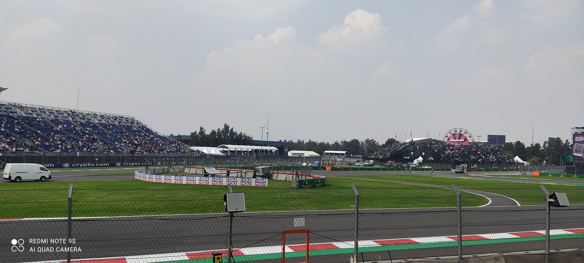 Aquí casual en "la grada del bienestar" de la F1.  Para que luego no digan que los chairos no podemos comer carne. ✌️