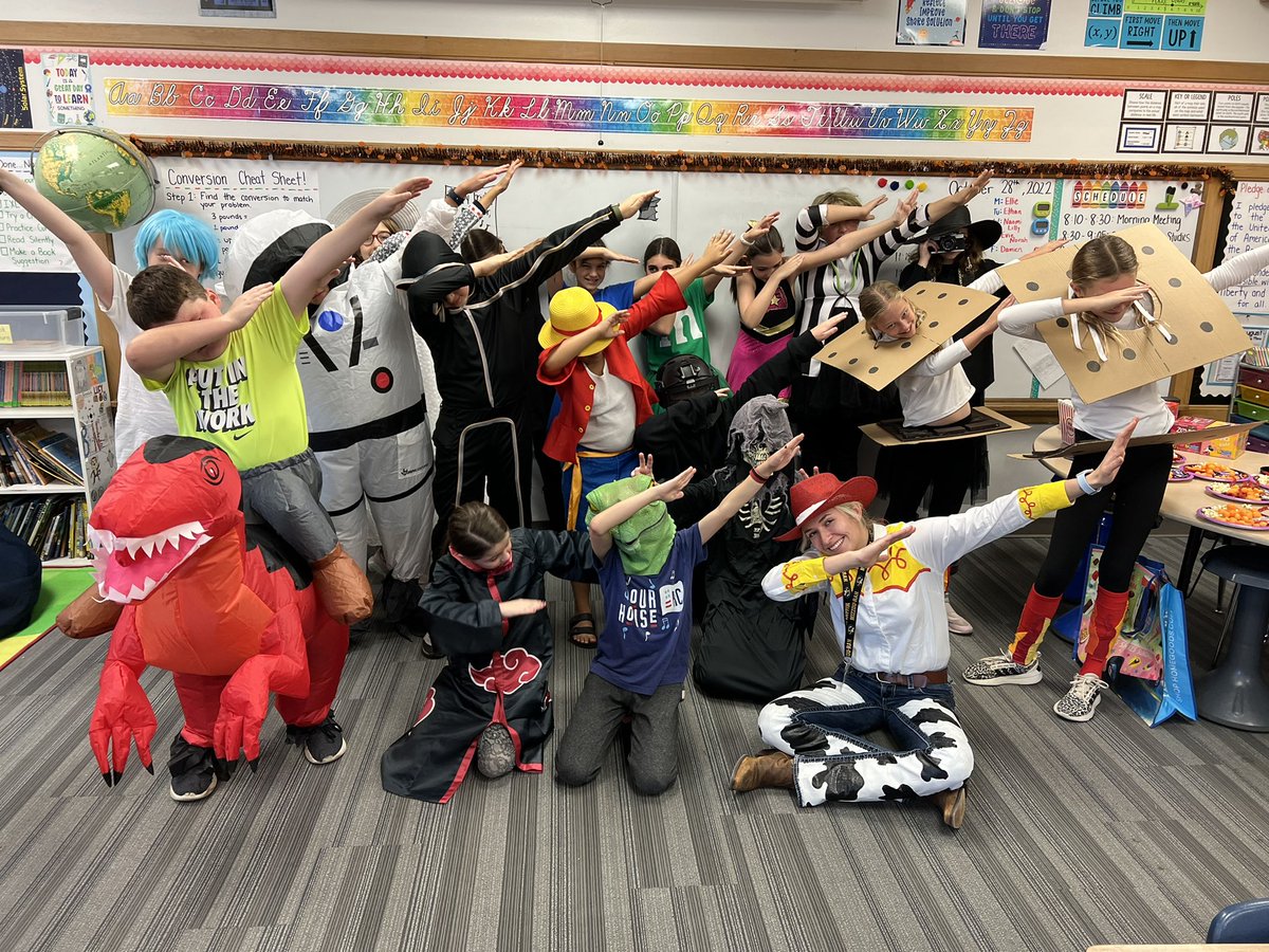 msphillips2021's tweet photo. Happy (early) Halloween from Ms. Phillips’ 5th grade class! 🕸👻🎃 https://t.co/8dHAYDALIB