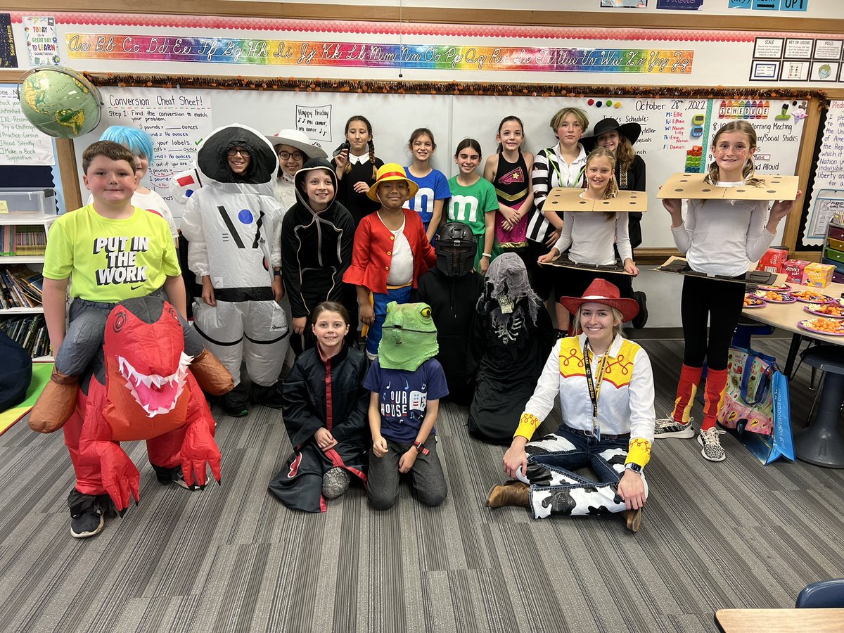 msphillips2021's tweet photo. Happy (early) Halloween from Ms. Phillips’ 5th grade class! 🕸👻🎃 https://t.co/8dHAYDALIB