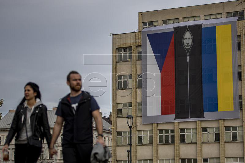 PHOTO People walk in the street near large Czech and Ukrainian flags framing a picture of Russian President Putin in a body bag at the Czech Ministry of Interior building in Prague, Czech Republic, 28 October 2022. @epaphotos