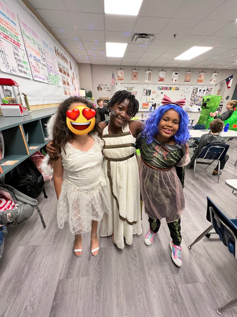 MsLeein4th's tweet photo. So much fun at our Halloween parade! Look at my adorable kiddos!! #RISDBelieves #LevelUpMHE https://t.co/tPokx4U7kY