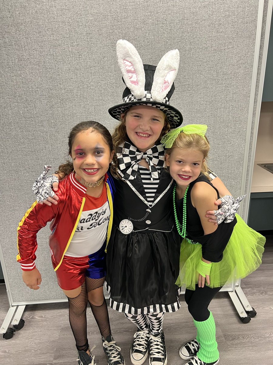 MsLeein4th's tweet photo. So much fun at our Halloween parade! Look at my adorable kiddos!! #RISDBelieves #LevelUpMHE https://t.co/tPokx4U7kY