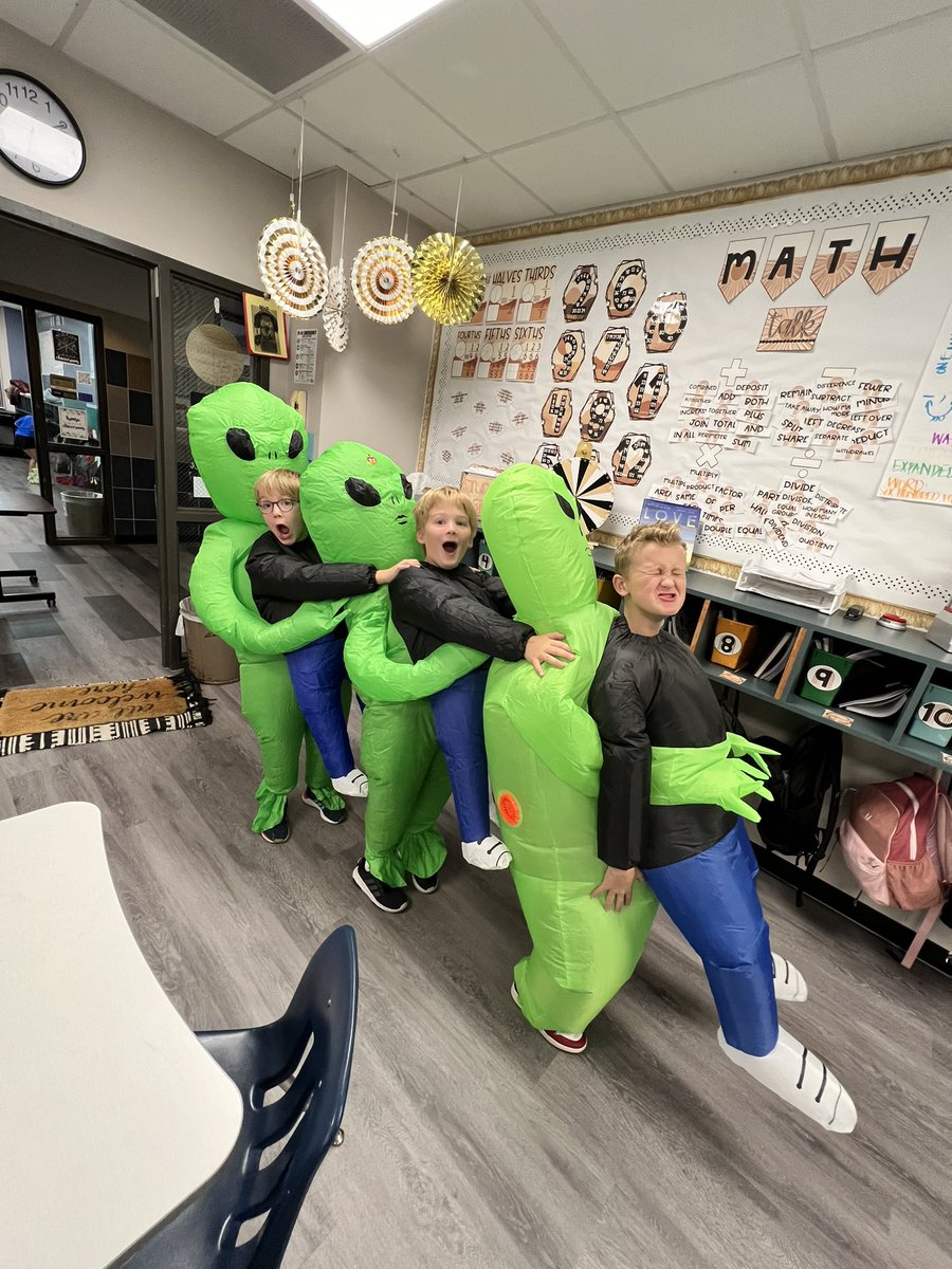 MsLeein4th's tweet photo. So much fun at our Halloween parade! Look at my adorable kiddos!! #RISDBelieves #LevelUpMHE https://t.co/tPokx4U7kY