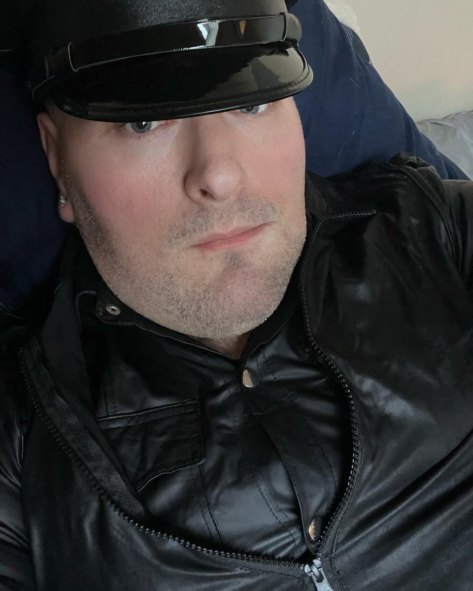 derrick_alger's tweet photo. #Leatherman #leatherbottom #submissive #leash #collar #topswanted #dominate #masterwanted https://t.co/J5EjRMXtjK