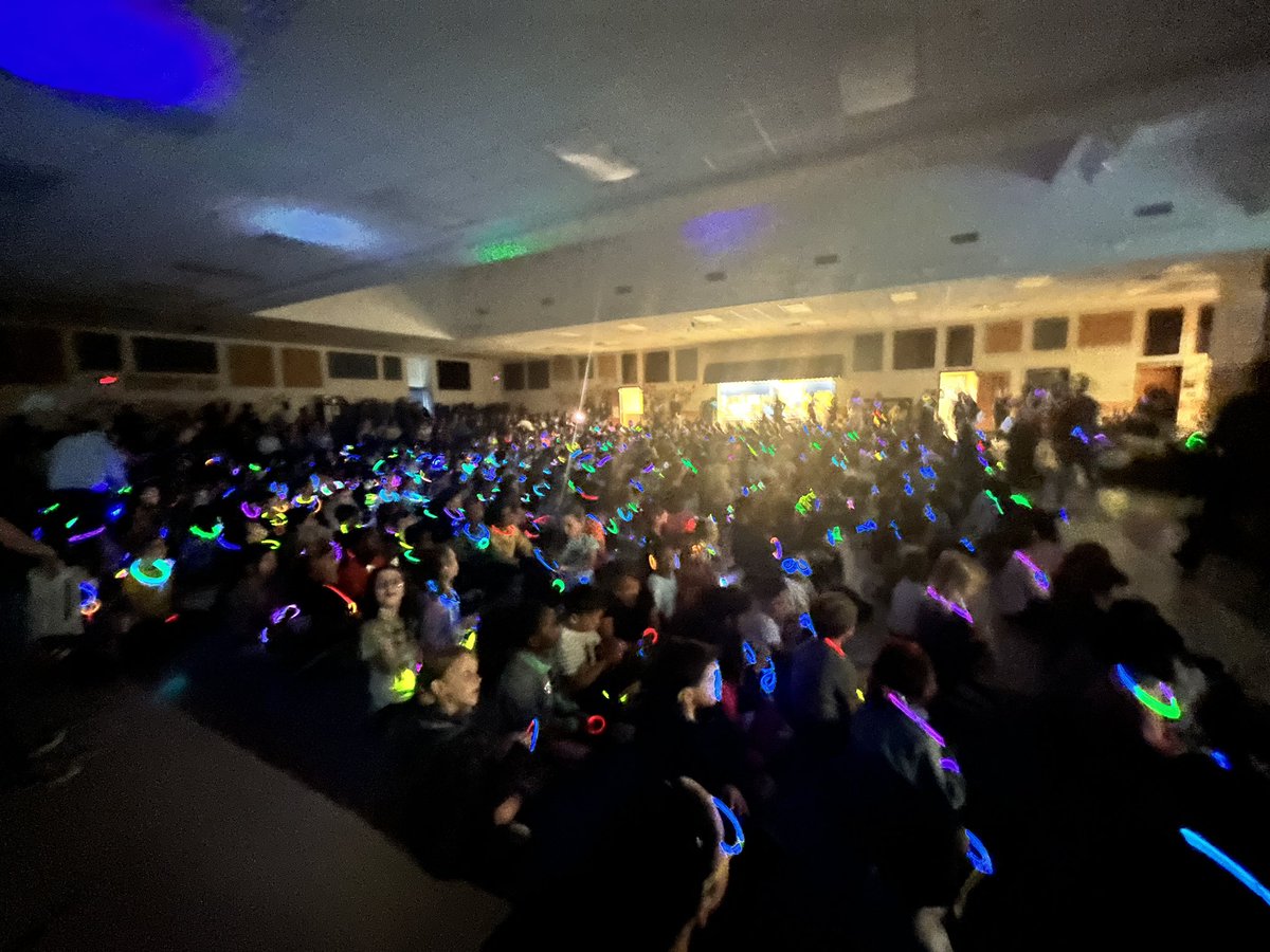 RamonaLibrarian's tweet photo. It was a GLOWING Day @SonntagElem for glow assembly time!
Congratulations to our 9 Week Winners … esp. our Library Winners! 😉😊And Congratulations to our Sonntag Teacher of the Year, Mrs. Prachyl!
❤️❤️❤️
#FISDmadetoshine
#Fisd_Libraries https://t.co/NtPlliixEV